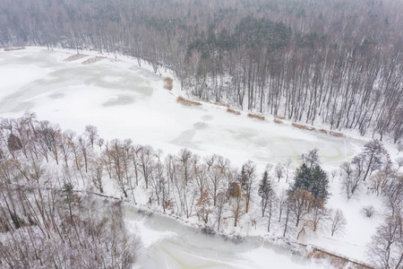 冰冻湖的鸟瞰。 冬天的风景。 用无人机拍摄的冬季仙境上空的景观照片。 波兰。