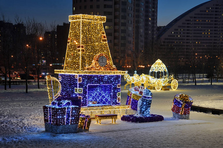 莫斯科俄罗斯童话壁炉与时钟和新年礼物的祖父霜冻俄罗斯圣诞老人和马车美丽的灯光装置在公园的霍登斯科耶极。