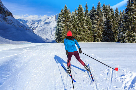一个女人在越野滑雪或朗劳夫跑步在温特里森林