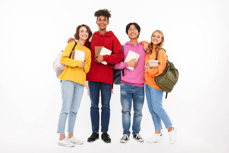 一群快乐的青少年被孤立在白色背景下，背着背包，拿着书
