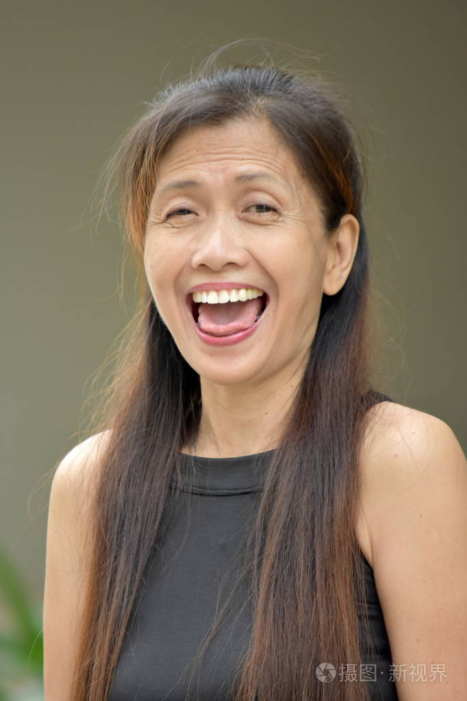 一位女性资深笑