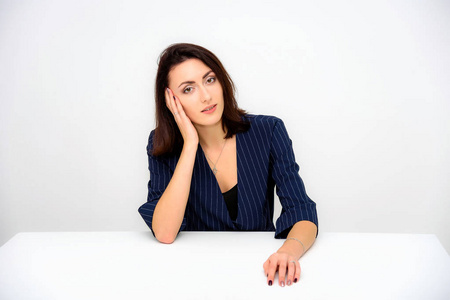 概念美丽的商务女性秘书经理在一个白色的背景上坐在一张桌子上,各种