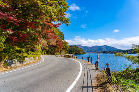 美丽的风景道，环绕着日本山明子秋日湖