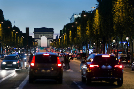法国巴黎的凯旋门和照亮的香榭丽舍大街