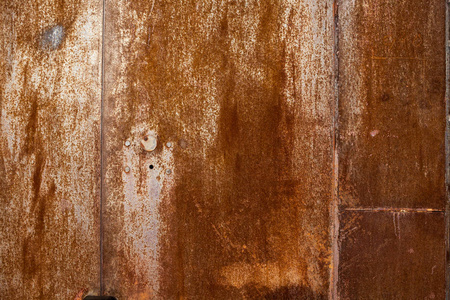 生锈腐蚀和氧化背景. 磨损的金属铁面板. 废弃的设计墙. 铜棒.照片