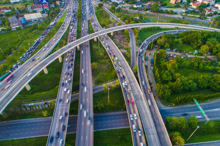 高速公路运输交通道路车辆移动物流概念鸟瞰图照片