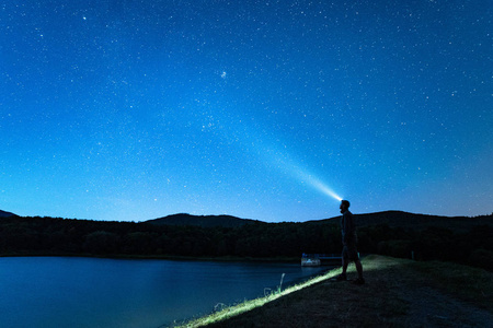 夜空中有星星和男人的轮廓。