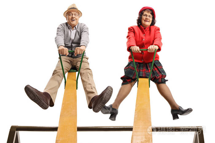 微笑的年长男人和女人坐在白色背景上的跷跷板上