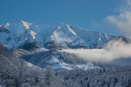 布雷姆巴纳山谷的山脉在下雪后