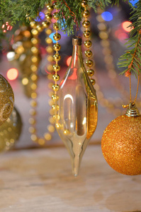 新鲜杉枝和金饰宏。 圣诞装饰品和树枝