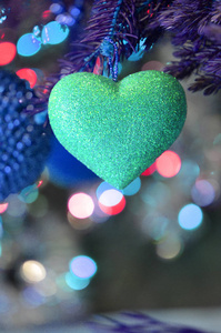杉树枝有蓝色的心装饰。 挂在圣诞树树枝上的蓝心