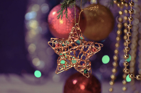 圣诞节和新年分公司。 圣诞金球和冷杉树枝上的星星。