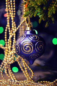 树枝上的圣诞蓝球。 圣诞树树枝和蓝色装饰品。