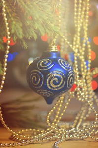 树枝上的圣诞蓝球。 圣诞树树枝和蓝色装饰品。
