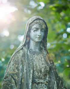 玛丽的雕像上帝的母亲, 在秋天的树背景下。宗教符号