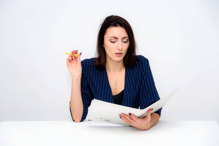 概念美丽的商务女性秘书经理在白色背景上坐在一张桌子上,摆着各种