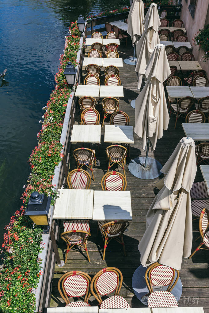 水边的空咖啡馆在桌子上有背伞的椅子是nea