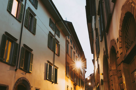 水平城市景观的古意大利城市贝加莫街，没有人。