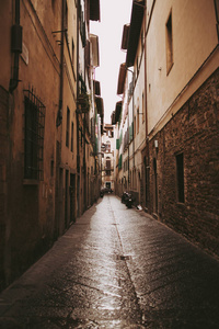 垂直橙色阳光在中世纪街道意大利城市贝尔加莫。
