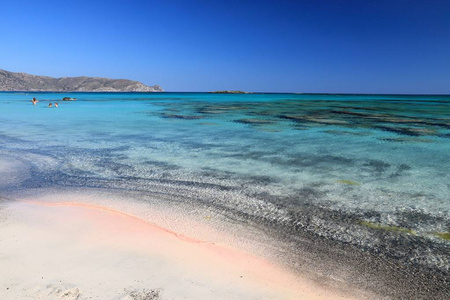希腊克里特岛的海滩景观。著名的Elafonisi或Elafonissi的粉红色沙滩。