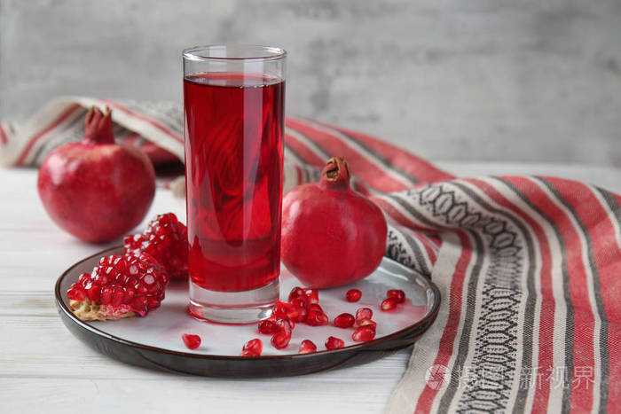 一杯石榴汁放在桌子上