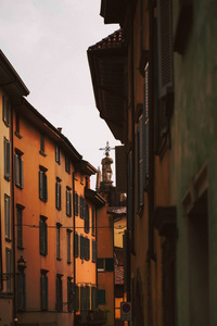 垂直橙色阳光在中世纪街道意大利城市贝加莫。