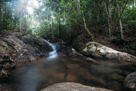 雨林中的山涧..热带地区的一个小山湖