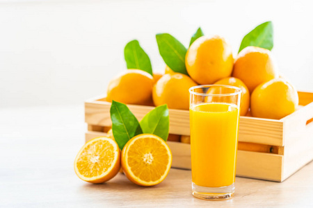 新鲜橙汁在木桌玻璃中饮用健康食品概念