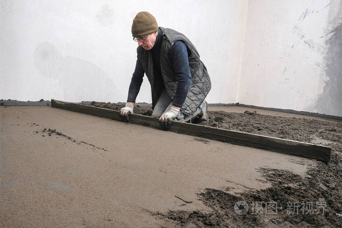 建筑地盘的建筑工人浇混凝土