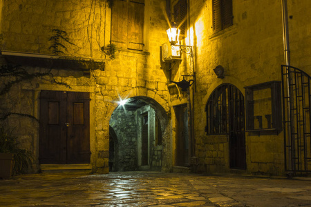 晚上在Kotor老城狭窄的石街。 黑山