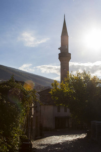 莫斯塔尔清真寺尖塔的景色。 波斯尼亚和黑塞哥维那