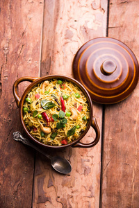 半宫UPMA或粉丝Uppuma或Uppittu是印度南部流行的早餐菜单。 放在碗里。 选择性聚焦