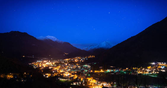 为圣诞节点亮的小山村图片