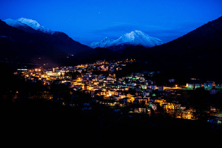 为圣诞节点亮的小山村图片