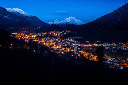 为圣诞节点亮的小山村