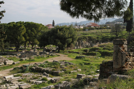 希腊佩洛蓬尼古科林斯遗址。 阿波罗考古背景神庙第6c。 b.c 在古希腊古科林斯。