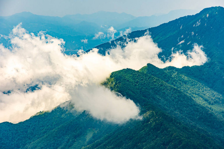 斯洛文尼亚山脉上戏剧性而雄伟的云层。 夏天天气在大山上的云。 朱利安阿尔卑斯山伟大旅游目标的自然景观。 大山里的旅行和小径