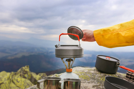 露营旅行茶壶和露营茶杯在喀尔巴阡山