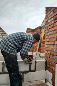 在糯米溶液的帮助下，工人建造了一堵2018年的气块墙。
