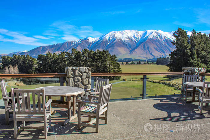 新西兰郊外餐厅区外，俯瞰雪山