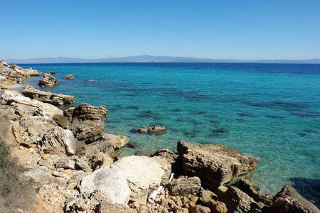 看石质海岸和绿松石海半岛希腊。