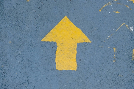 直走标志沿着沥青街直走黄色箭头照片