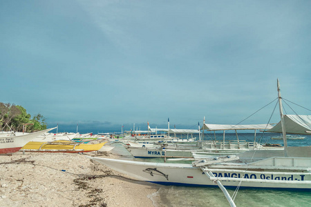菲律宾邦劳附近的巴利卡萨格岛海滩海岸的船只
