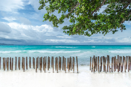 热带海景与绿松石蔚蓝的大海和白色沙滩在长滩岛, 菲律宾