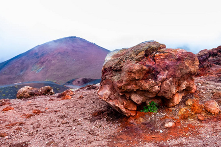埃特纳火山斜坡上的石头，它的贫瘠景观和熔岩石。 很吓人。