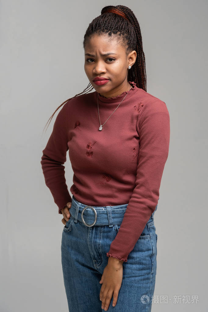 白色背景下的美丽的黑人女性肖像