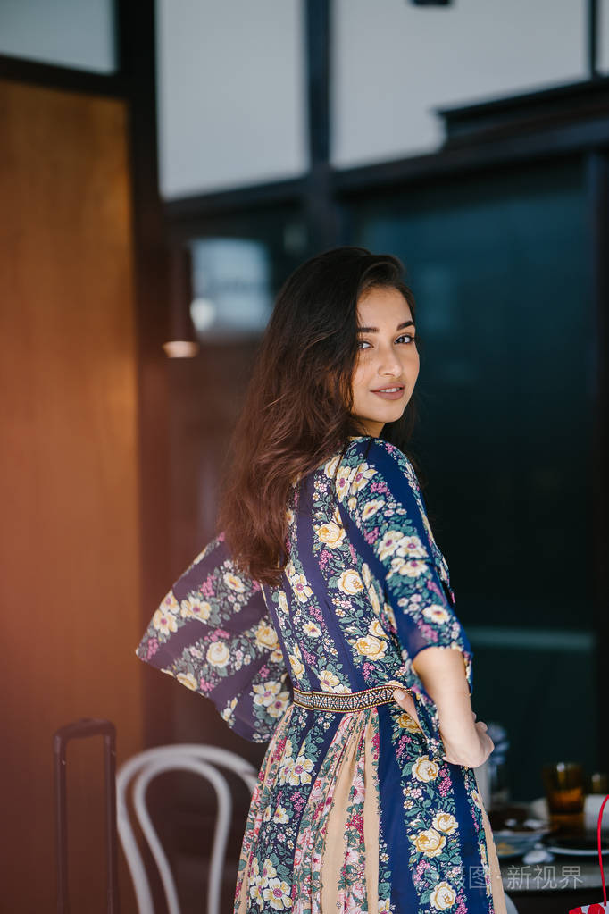 一位高大,年轻,优雅,美丽的印度亚洲女人的肖像,穿着流动的连衣裙