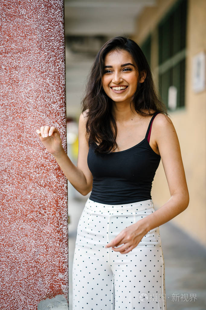 一位年轻迷人美丽的印度亚洲女孩穿着黑色上衣的肖像