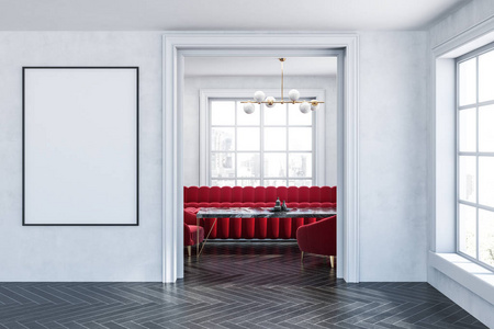 空荡荡的白色房间内部，垂直海报和红色沙发和扶手椅站在黑色大理石桌子附近，通过宽门道看到。 3D渲染模拟