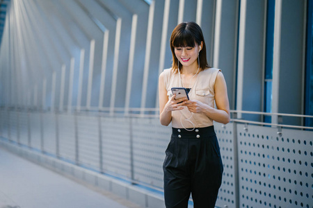 中国女人用耳机听音乐